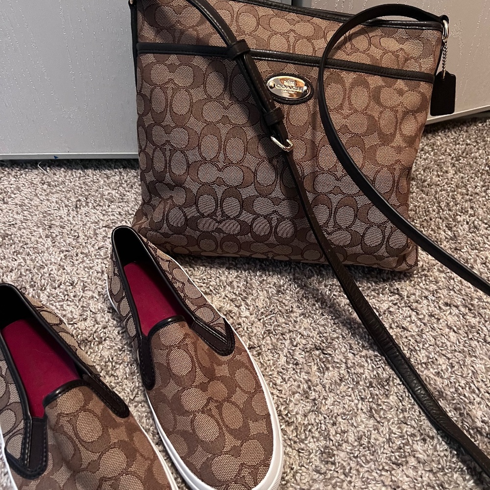 Authentic Coach Crossbody and slides - Picture 1 of 6